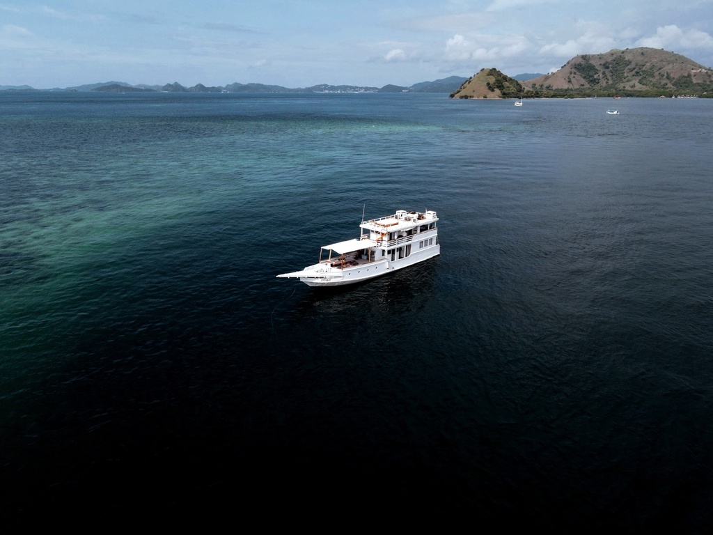 Amore Phinisi Sailing Komodo Tour
