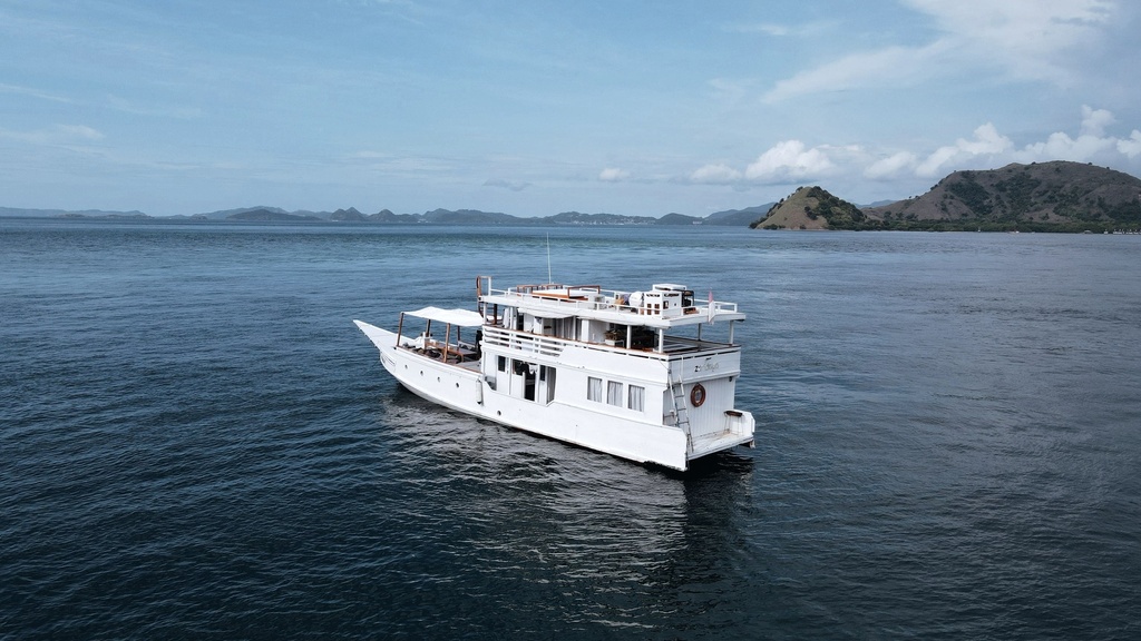Amore Phinisi Sailing Komodo Tour