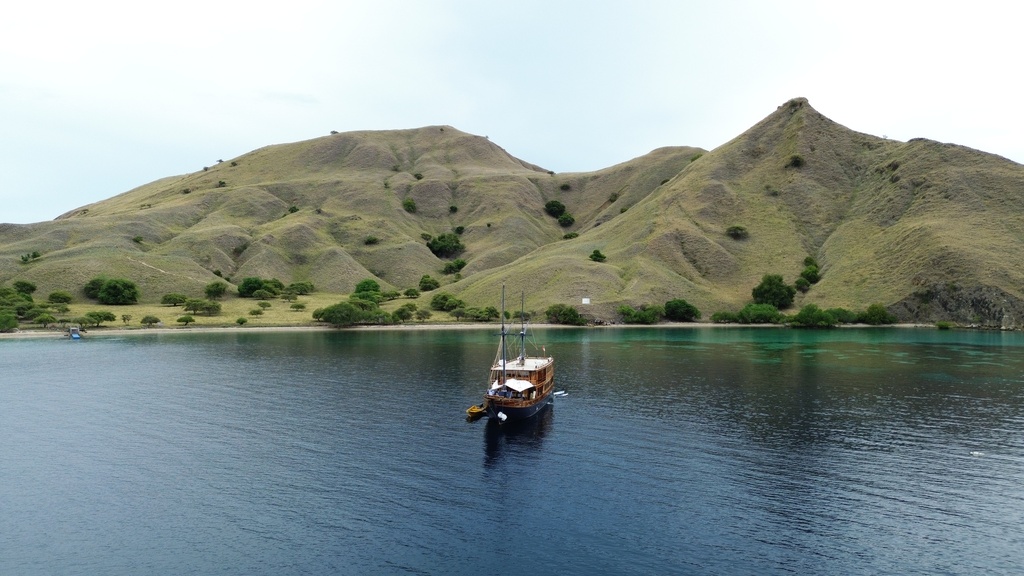 Lanakila Phinisi Sailing Komodo Tour