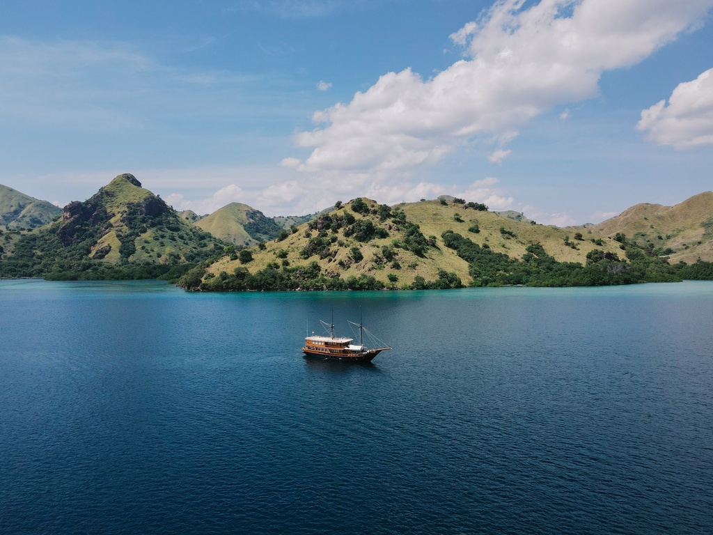 Lanakila Phinisi Sailing Komodo Tour
