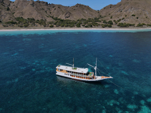 Dinara Liveaboard Sailing